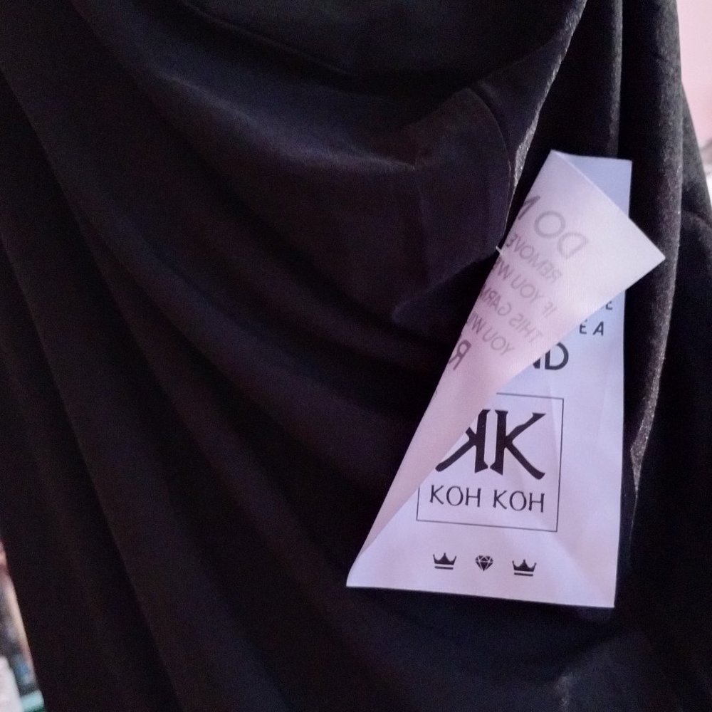 Elegant Black Kaftan with Gold Embellished Neckline - Picture 8 of 10